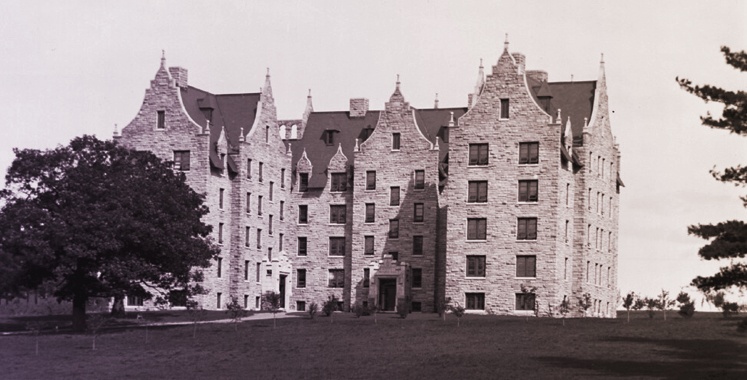 Black and white old fashioned photo of University of Vermont