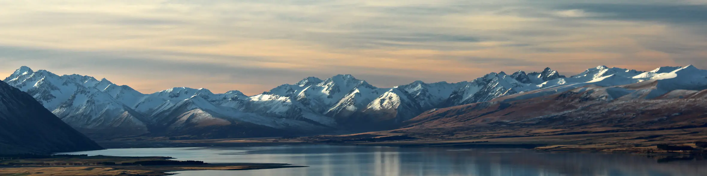 A famous cityscape or landscape of New Zealand featuring iconic elements of New Zealand's natural beauty or architectural landmarks.