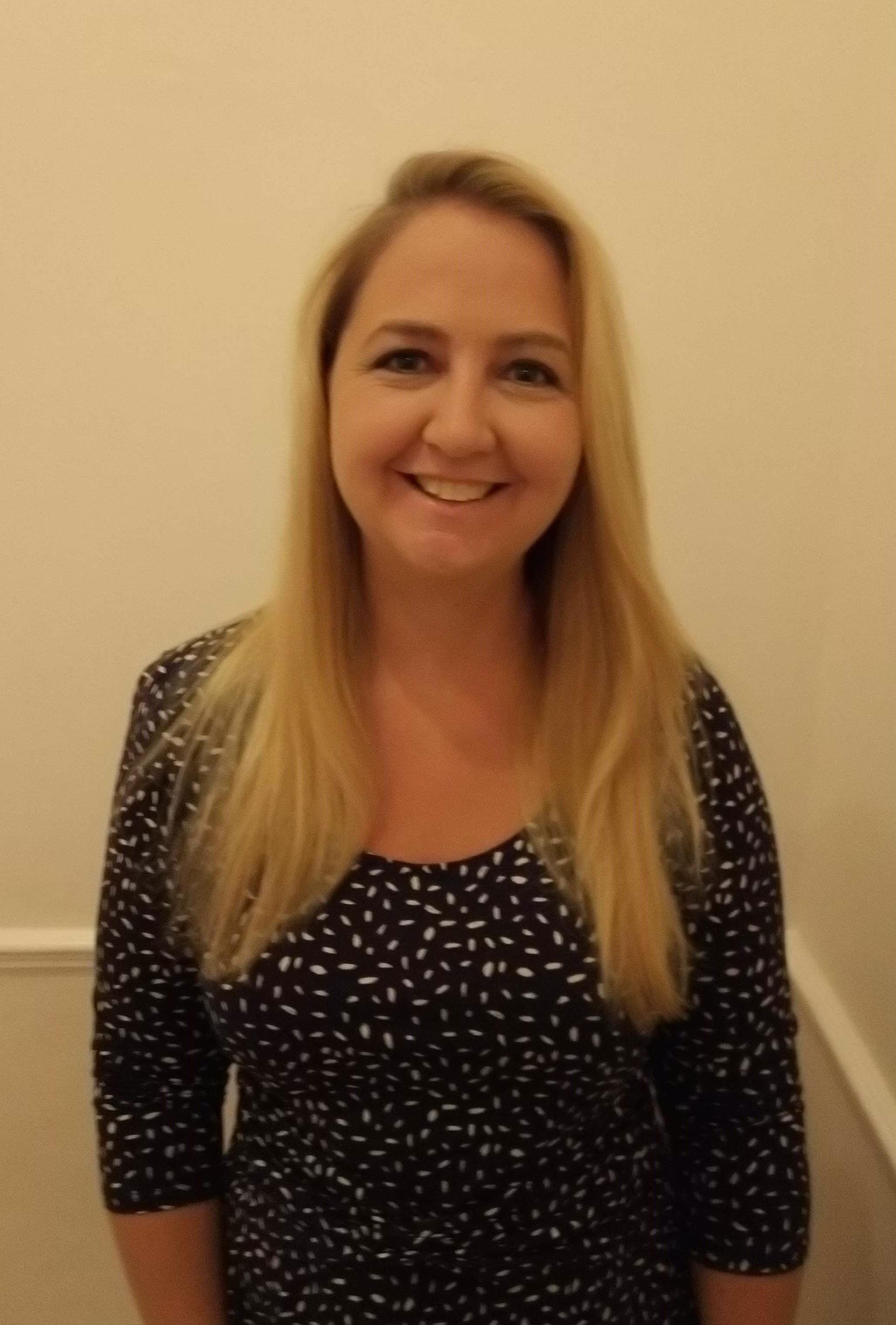 Headshot of Dr Amy Elkington